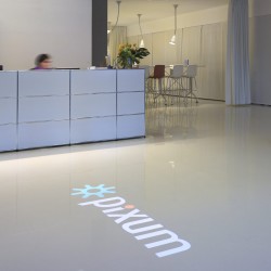 Projection logo lumineux sol accueil bureaux