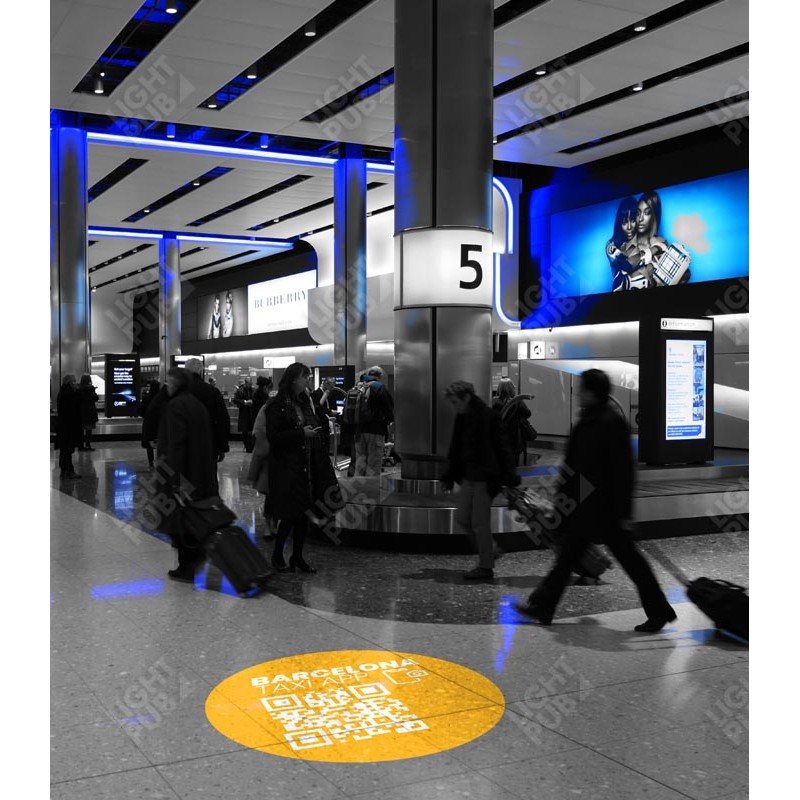 Projection QR code lumineux au sol pour publicité application smartphone aéroport
