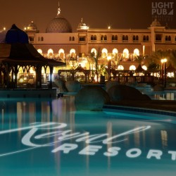Projection logo lumineux sur piscine, projection lumineuse logo pour hôtel, restaurant, club, discothèque, parc d'attraction
