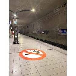 Signalétique lumineuse interdit de fumer projetée au sol pour gare et lieux publics