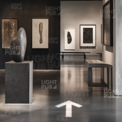 Flèche lumineuse sol musée sens visite