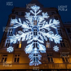 Flocon de neige lumineux projeté sur façade