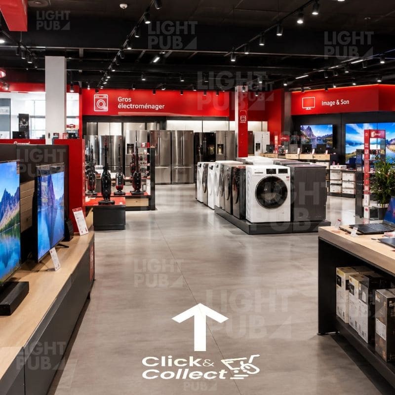 Projecteur de flèche lumineuse au sol pour guider les clients dans un magasin d'électroménager et multimédia
