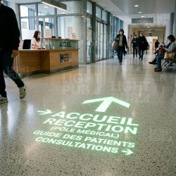 Signalétique lumineuse projetée au sol pour guider les patients dans les hôpitaux